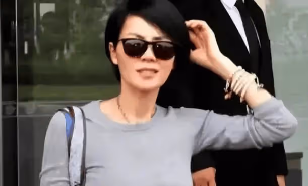 王菲與謝賢矛盾升級,自曝為謝家奉獻青春,卻被謝賢無情拉黑