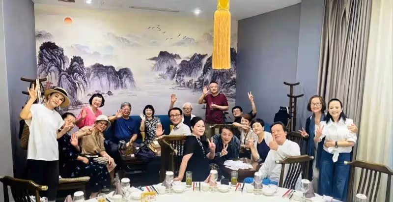 鄧婕聚會畫面曝光,65歲依舊狀態超好氣場強,和朋友開懷暢飲