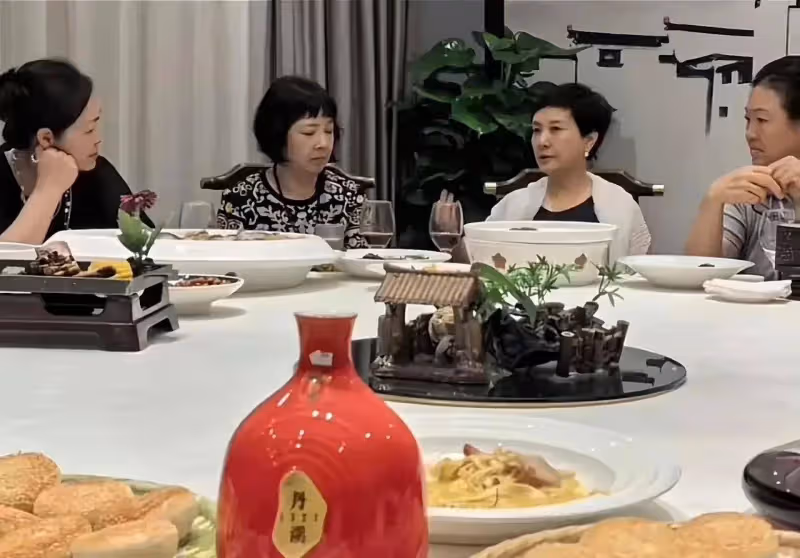 鄧婕聚會畫面曝光,65歲依舊狀態超好氣場強,和朋友開懷暢飲