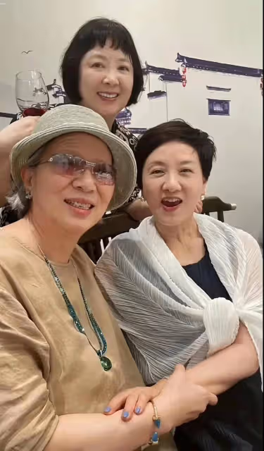 鄧婕聚會畫面曝光,65歲依舊狀態超好氣場強,和朋友開懷暢飲