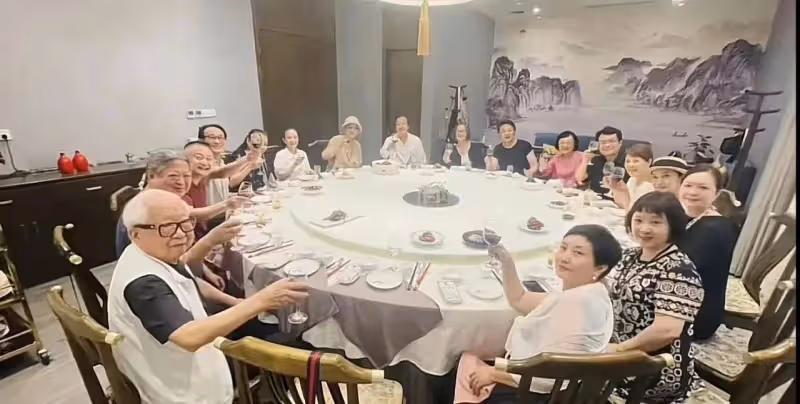 鄧婕聚會畫面曝光,65歲依舊狀態超好氣場強,和朋友開懷暢飲