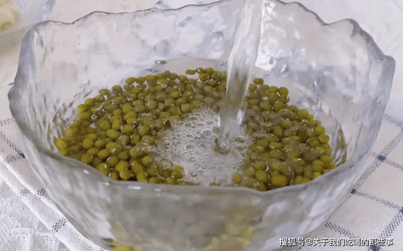 煮綠豆湯，干豆子不要直接煮，教您一招，10分鐘開花，軟爛又起沙