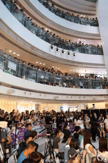 邊佑錫銅鑼灣記招2000人迫爆商場!唐詩詠沈月劉秀樺坐頭排追星