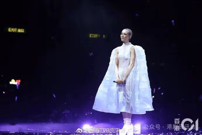 鄭秀文演唱會許志安擔任首場嘉賓!為粉絲支持感動落淚