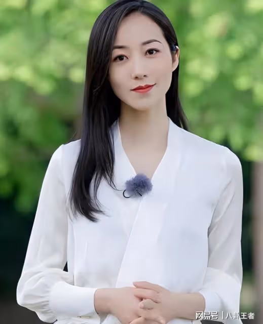 丑老公藏不住了!韓雪與大18歲老公罕見同框,香港與好友聚餐被偶遇
