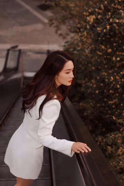 李沁這身材絕了，穿西裝裙大膽扮「下衣失蹤」，真正的純欲天花板
