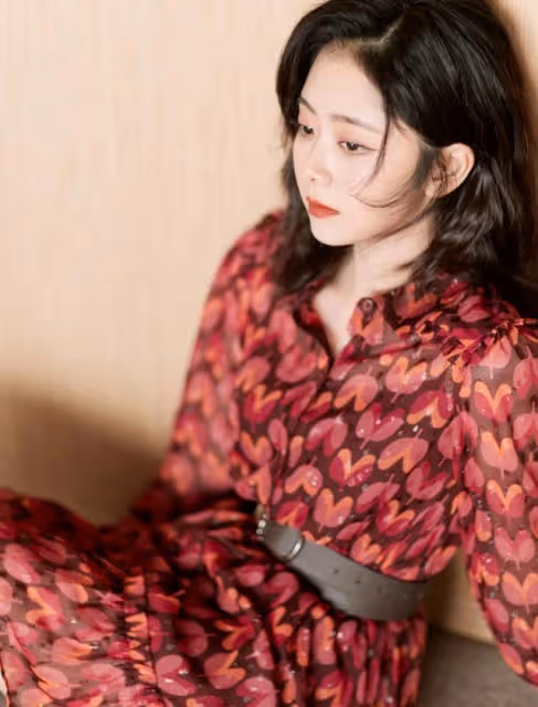 譚松韻的娃娃臉真顯嫩，穿紅裙努力扮成熟，但看著仍像學生妹