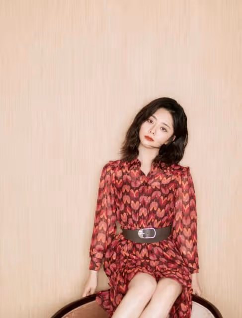 譚松韻的娃娃臉真顯嫩，穿紅裙努力扮成熟，但看著仍像學生妹