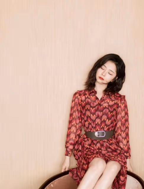 譚松韻的娃娃臉真顯嫩，穿紅裙努力扮成熟，但看著仍像學生妹