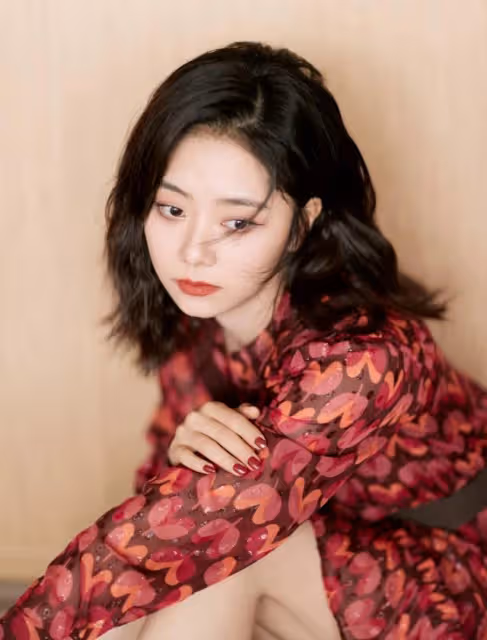 譚松韻的娃娃臉真顯嫩，穿紅裙努力扮成熟，但看著仍像學生妹