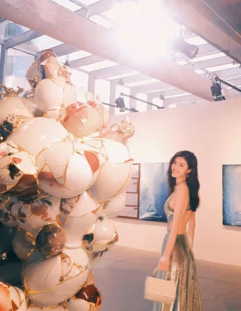 何穗的超模身材真占優，穿弔帶裙「顧前不顧後」，一般人沒這自信