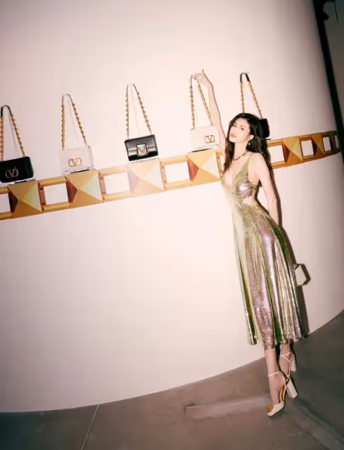何穗的超模身材真占優，穿弔帶裙「顧前不顧後」，一般人沒這自信