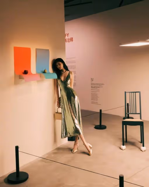 何穗的超模身材真占優，穿弔帶裙「顧前不顧後」，一般人沒這自信