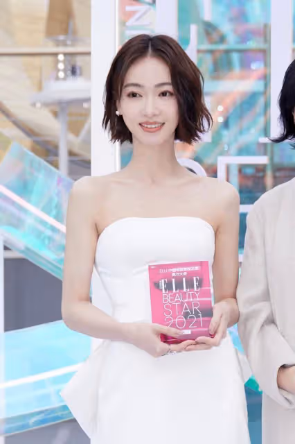 吳謹言瘦成了「皮包骨」，穿抹胸裙亮相秀巴掌腰，目測不足70斤