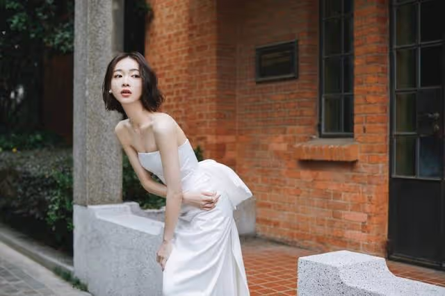 吳謹言瘦成了「皮包骨」，穿抹胸裙亮相秀巴掌腰，目測不足70斤
