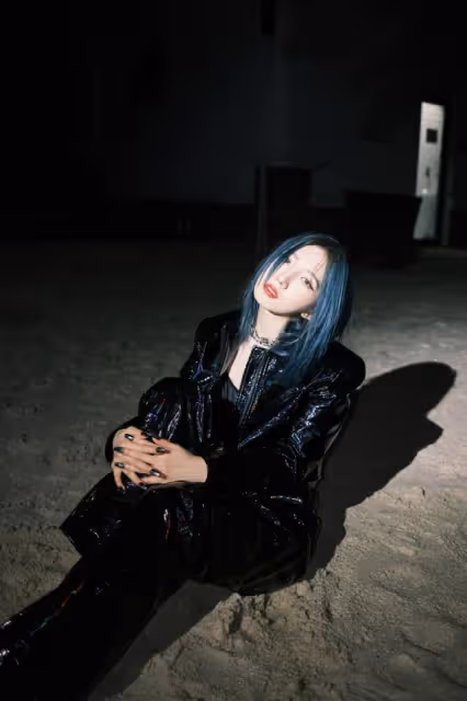 孟美岐太「硬」了，一身幻彩套裝出鏡不算啥，連裹胸都是皮質的