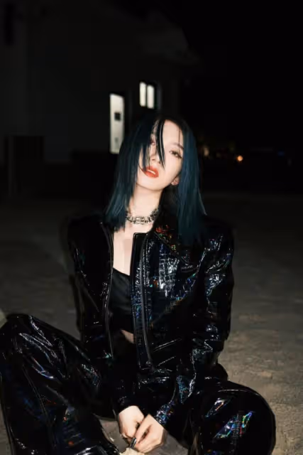 孟美岐太「硬」了，一身幻彩套裝出鏡不算啥，連裹胸都是皮質的