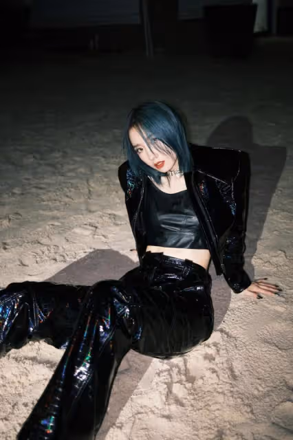 孟美岐太「硬」了，一身幻彩套裝出鏡不算啥，連裹胸都是皮質的
