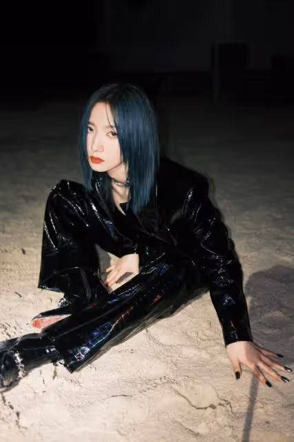 孟美岐太「硬」了，一身幻彩套裝出鏡不算啥，連裹胸都是皮質的