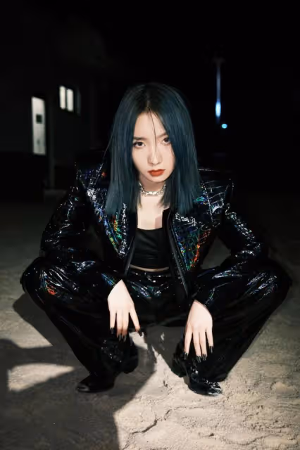 孟美岐太「硬」了，一身幻彩套裝出鏡不算啥，連裹胸都是皮質的