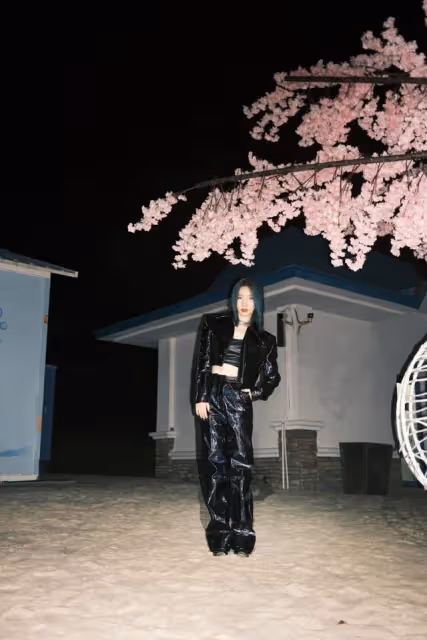 孟美岐太「硬」了，一身幻彩套裝出鏡不算啥，連裹胸都是皮質的