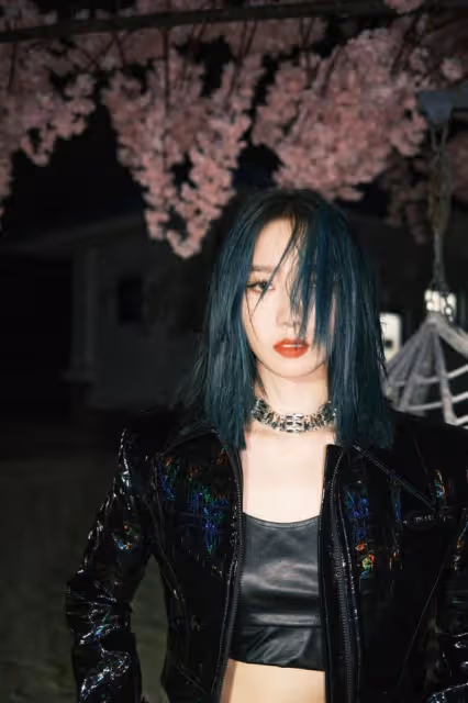 孟美岐太「硬」了，一身幻彩套裝出鏡不算啥，連裹胸都是皮質的