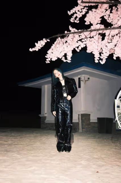 孟美岐太「硬」了，一身幻彩套裝出鏡不算啥，連裹胸都是皮質的