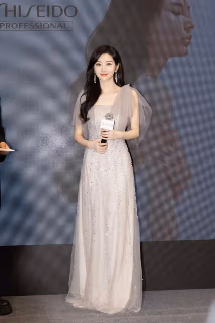景甜的身材被嚴重低估，穿薄紗裙亮相曲線飽滿，焦點卻被顏值搶走