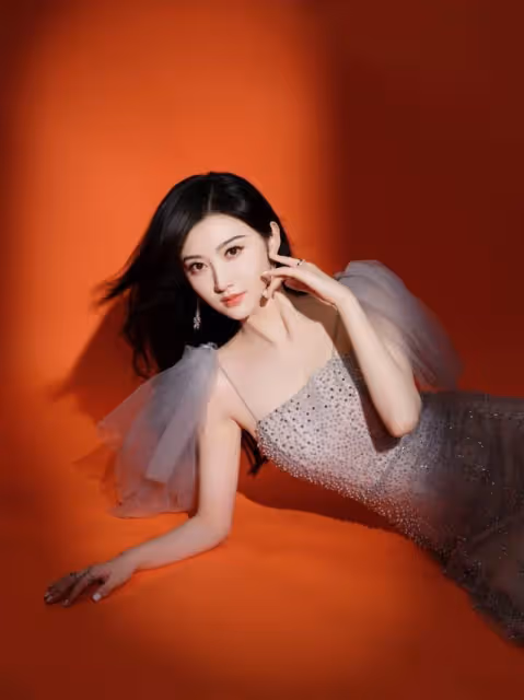 景甜的身材被嚴重低估，穿薄紗裙亮相曲線飽滿，焦點卻被顏值搶走