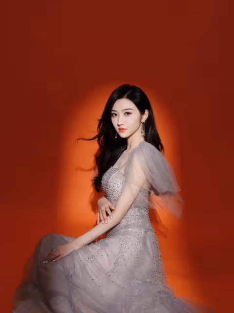 景甜的身材被嚴重低估，穿薄紗裙亮相曲線飽滿，焦點卻被顏值搶走