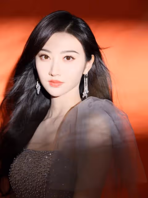 景甜的身材被嚴重低估，穿薄紗裙亮相曲線飽滿，焦點卻被顏值搶走