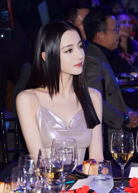 熱巴又驚艷了，穿香檳色開叉裙出席活動，華麗性感美成焦點