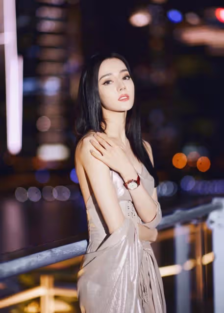 熱巴又驚艷了，穿香檳色開叉裙出席活動，華麗性感美成焦點