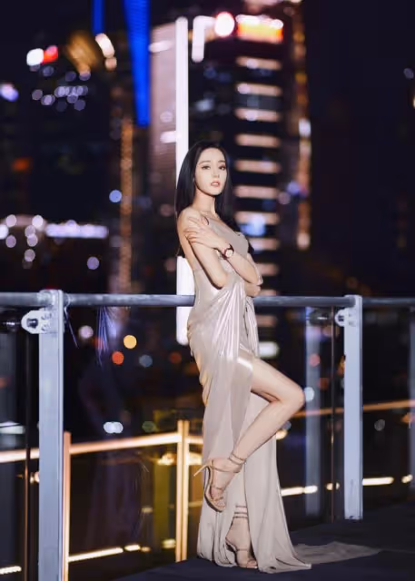 熱巴又驚艷了，穿香檳色開叉裙出席活動，華麗性感美成焦點