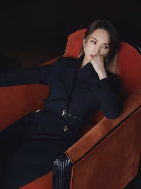 楊丞琳個矮卻會穿，西服套裝故意露一截腰，利落幹練還顯高