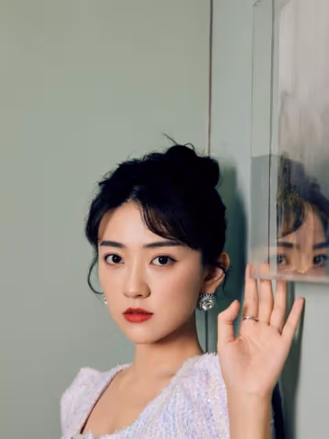 小香風穿出來就是有氣質，梁田這身套裝故意露一截腰，時髦又矜貴