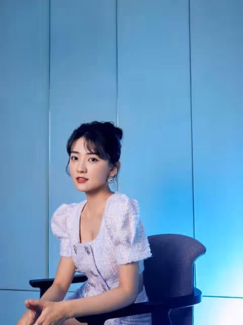小香風穿出來就是有氣質，梁田這身套裝故意露一截腰，時髦又矜貴