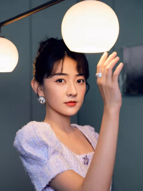小香風穿出來就是有氣質，梁田這身套裝故意露一截腰，時髦又矜貴
