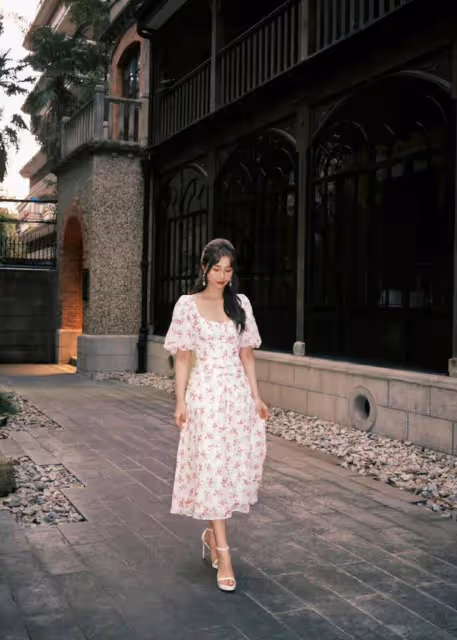 真拿虞書欣沒辦法，穿「大領口」碎花裙扮鄰家女，搶走眾人目光