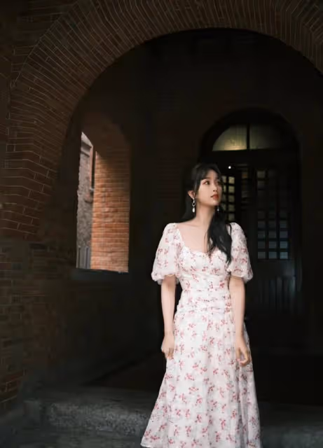 真拿虞書欣沒辦法，穿「大領口」碎花裙扮鄰家女，搶走眾人目光