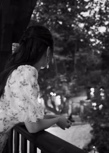 真拿虞書欣沒辦法，穿「大領口」碎花裙扮鄰家女，搶走眾人目光