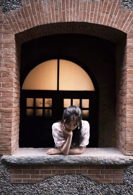 真拿虞書欣沒辦法，穿「大領口」碎花裙扮鄰家女，搶走眾人目光