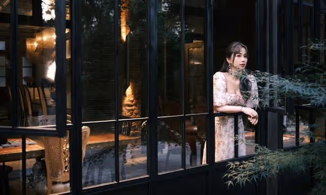 真拿虞書欣沒辦法，穿「大領口」碎花裙扮鄰家女，搶走眾人目光