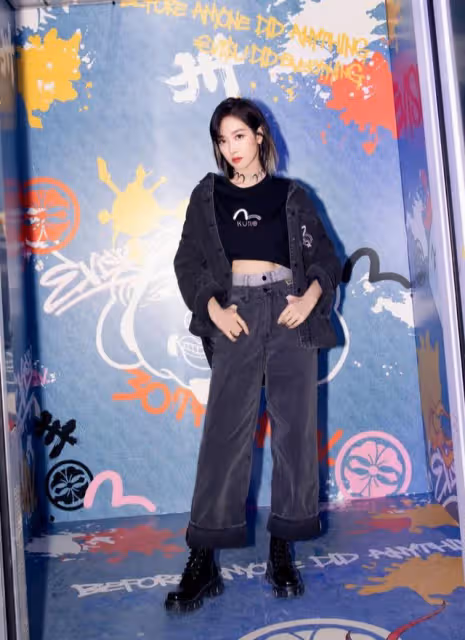 牛仔套裝怎麼穿才不平庸？宋茜內搭露腰裝場邊看秀，時髦又顯身材