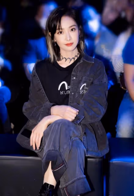 牛仔套裝怎麼穿才不平庸？宋茜內搭露腰裝場邊看秀，時髦又顯身材