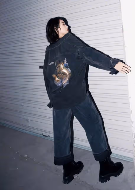牛仔套裝怎麼穿才不平庸？宋茜內搭露腰裝場邊看秀，時髦又顯身材
