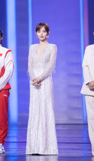 張嘉倪真有「闊太」樣，穿連體褲亮相豪門范十足，一點不像倆娃媽