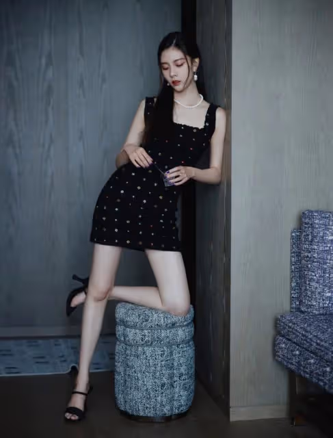 宋妍霏不愧是穿搭模板，穿小黑裙時髦又嬌媚，細長腿根本不用P