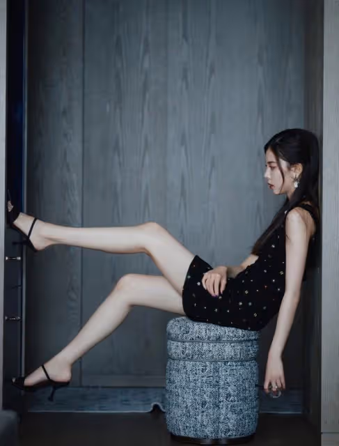 宋妍霏不愧是穿搭模板，穿小黑裙時髦又嬌媚，細長腿根本不用P