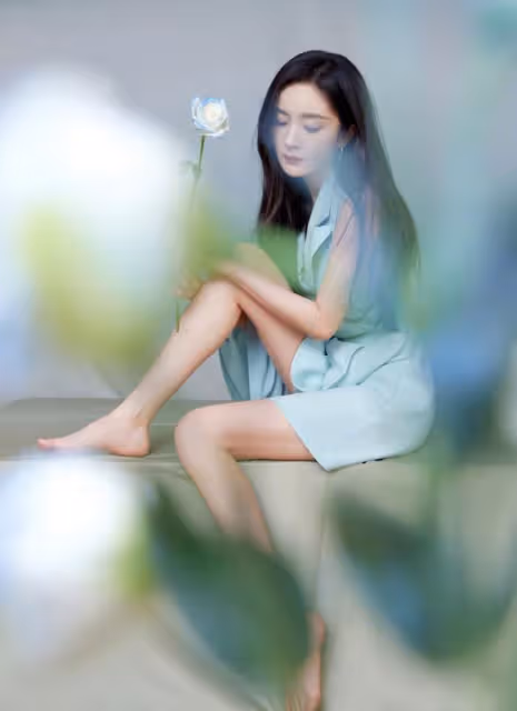 楊冪玩轉「國潮」，穿中國風裙也不忘秀腿，盡顯東方古典美